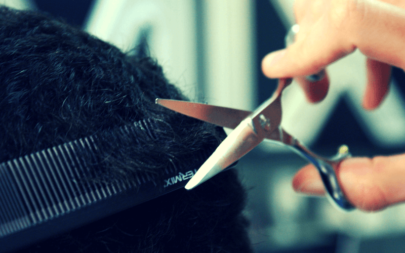 cabello tijera sobre peine tecnica corte de cabello cursos de peluqueria en parla-academia-peluqueria-estetica.com
