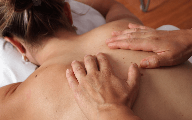 masaje espalda mujer cursos de estetica en parla-academia-peluqueria-estetica.com