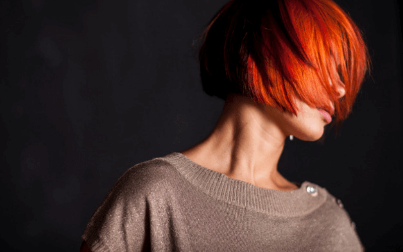 mujer cabello corto rojo tinte tono cursos de peluqueria en parla-academia-peluqueria-estetica.com