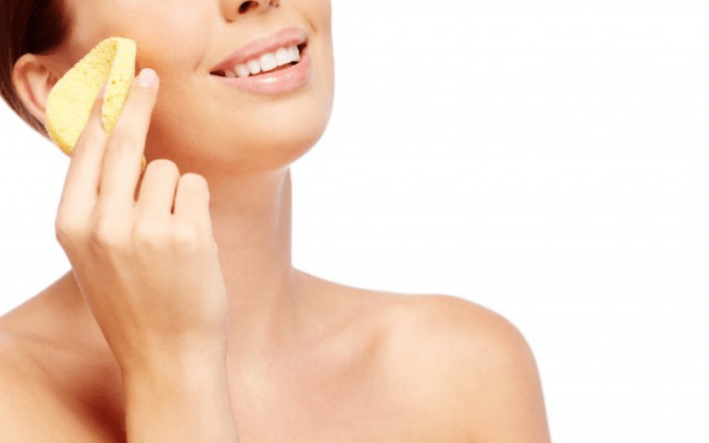 mujer limpieza rostro masaje facial cursos de estetica en parla-academia-peluqueria-estetica.com