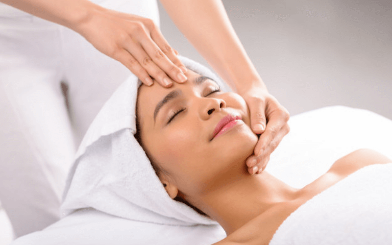 mujer recibiendo masajes faciales anti arrugas cursos de estetica en parla-academia-peluqueria-estetica.com