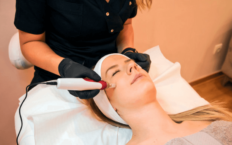 mujer tratamiento facial piel aparatologia cursos de estetica en parla-academia-peluqueria-estetica.com