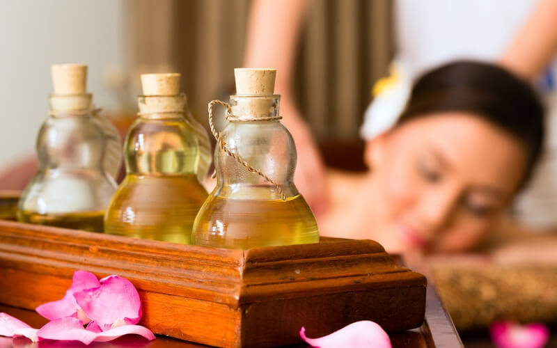 cursos de estetica en parla mujer masaje relajante aceites-academia-peluqueria-estetica.com