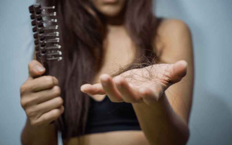 mujer cepillo pelos mano caida de cabello cursos de peluqueria en parla-academia-peluqueria-estetica.com