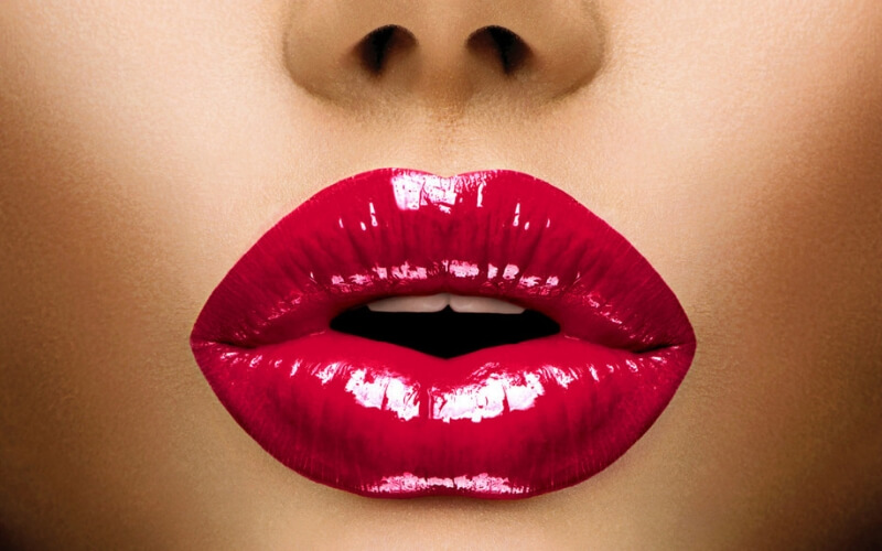 mujer labios rojo metalico primavera cursos de estetica en parla-academia-peluqueria-estetica.com