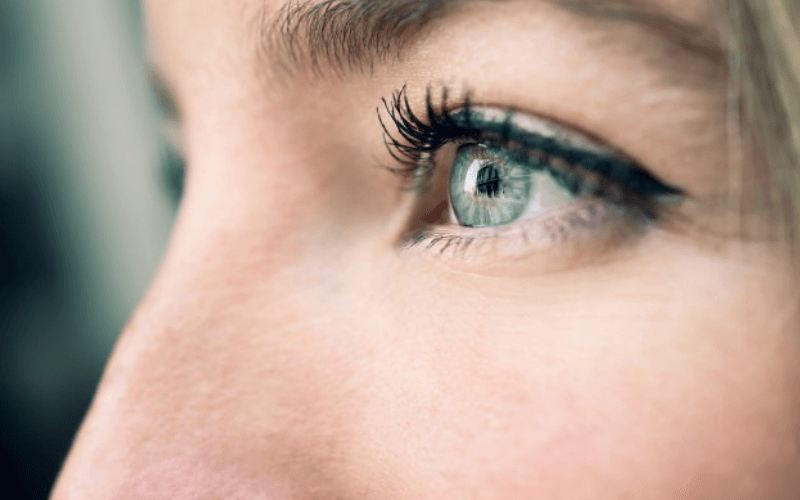 ojos verdes maquillaje delineado cursos de estetica en parla-academia-peluqueria-estetica.com